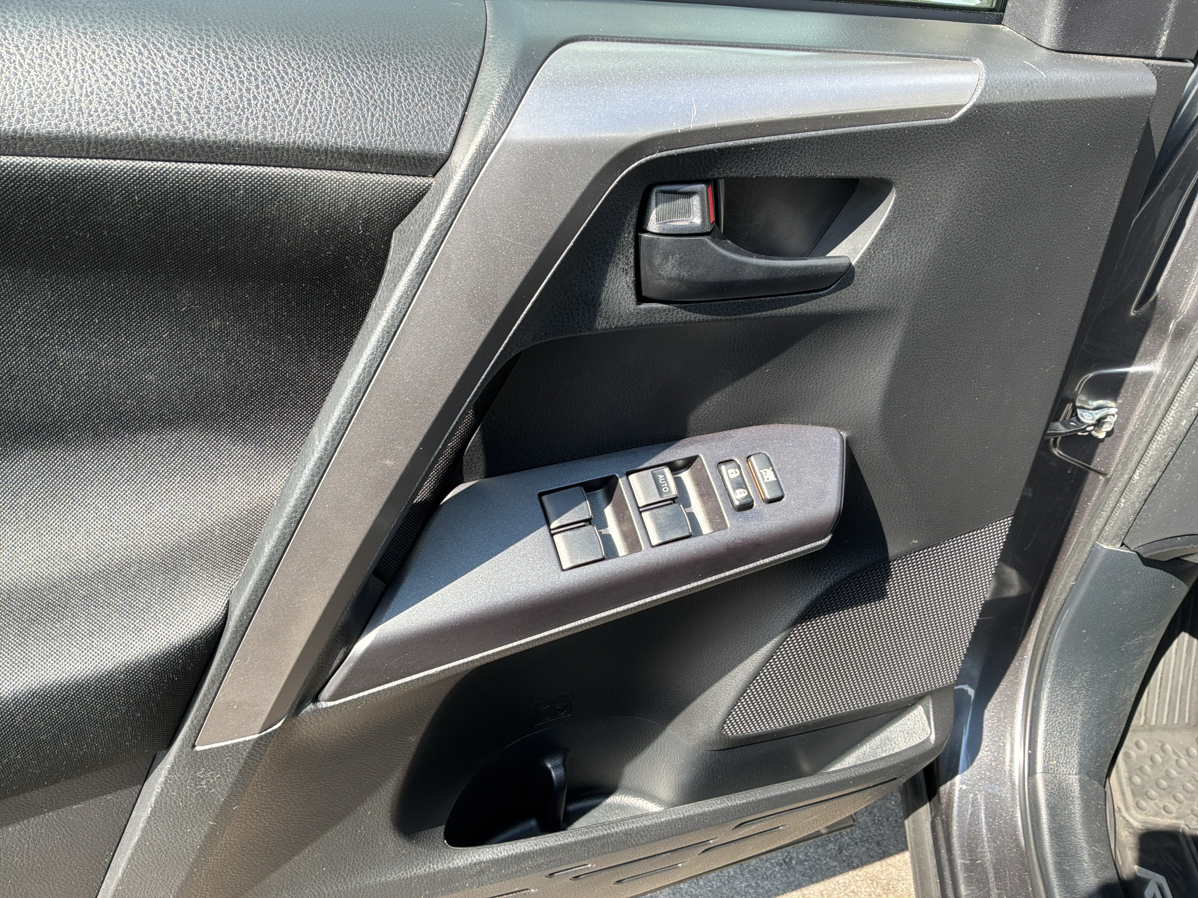 Used 2016 Toyota RAV4 LE AWD/4WD image 15
