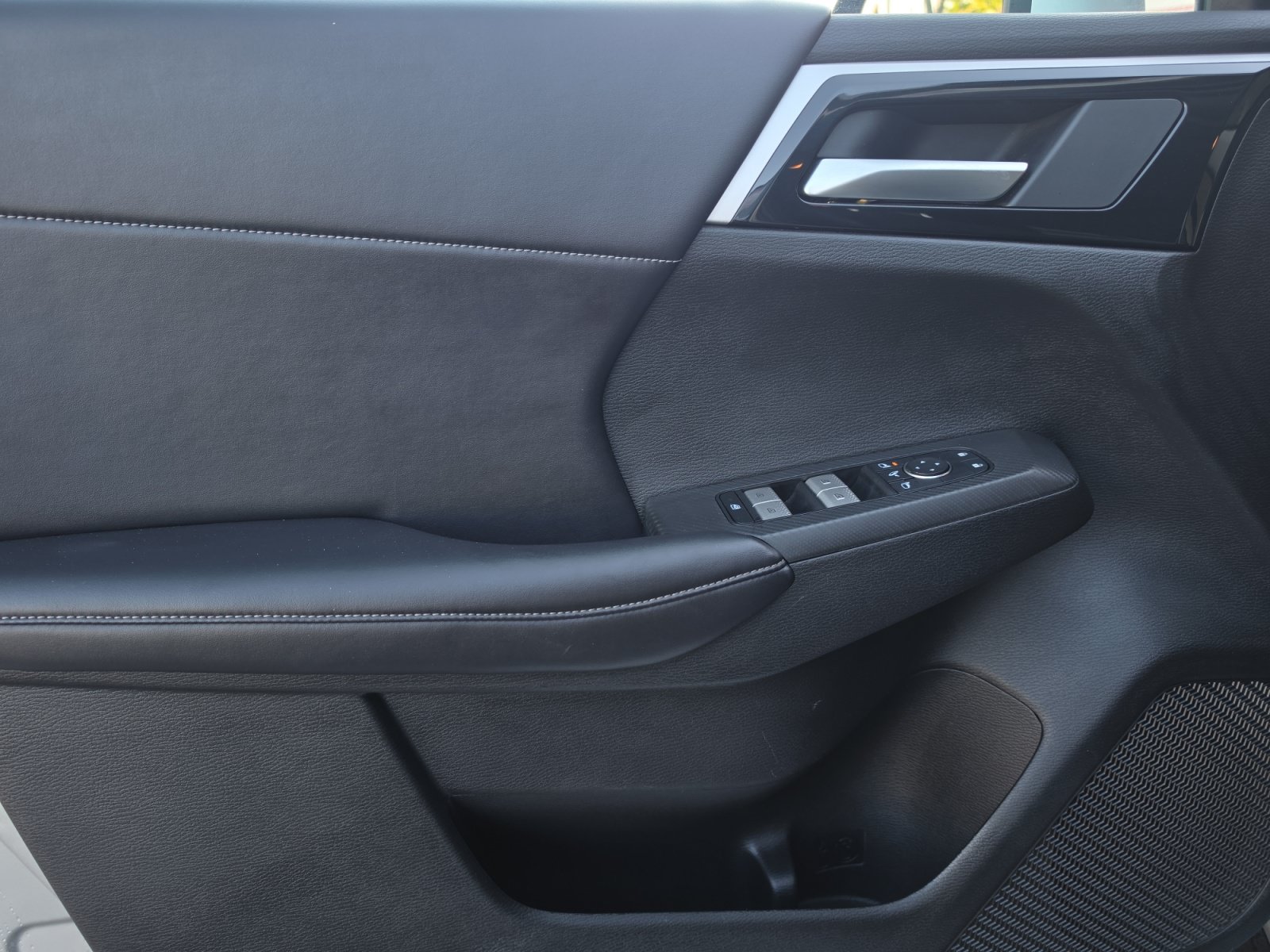 Used 2024 Mitsubishi Outlander 4WD Plug-In Hybrid image 15