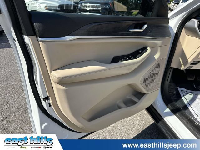 Used 2023 Jeep Grand Cherokee Limited AWD/4WD image 13