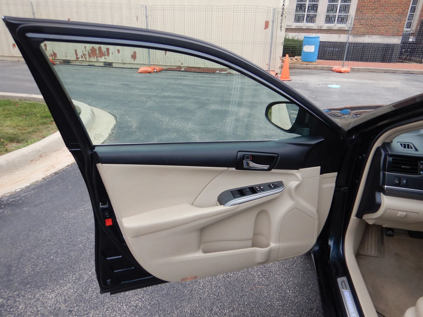 Used 2012 Toyota Camry XLE w/ Leather Pkg FWD image 11