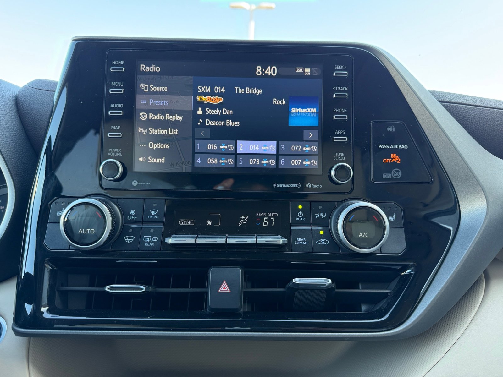 Used 2021 Toyota Highlander XLE AWD/4WD image 12