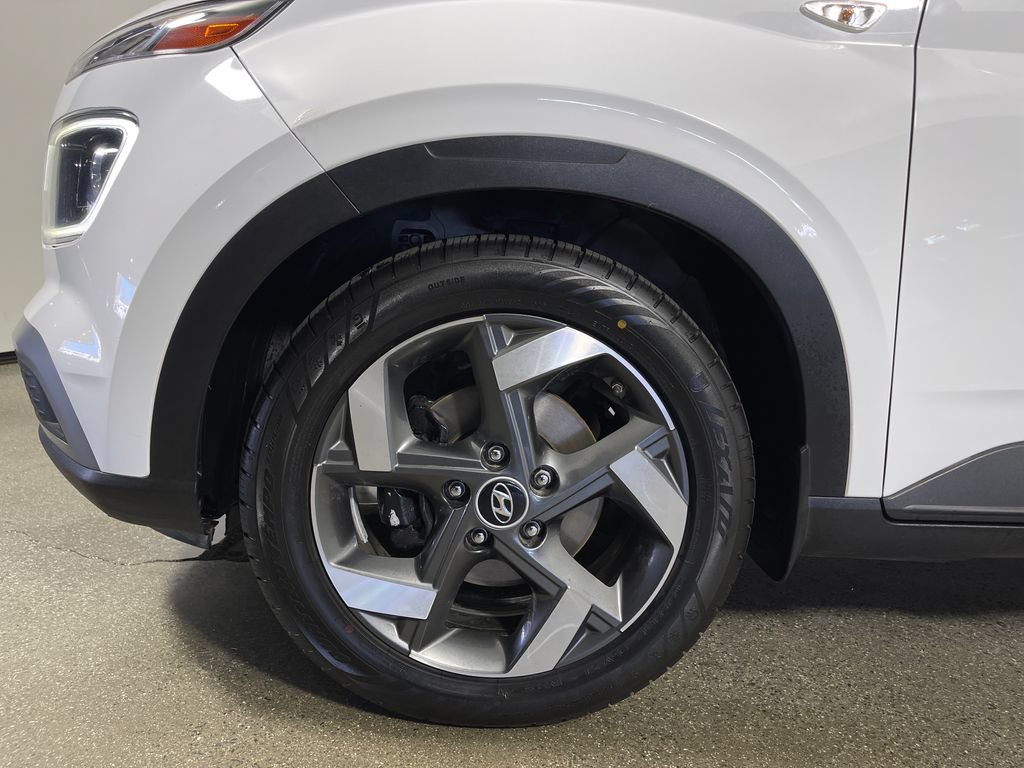Used 2021 Hyundai Venue SEL w/ Premium Package FWD image 11