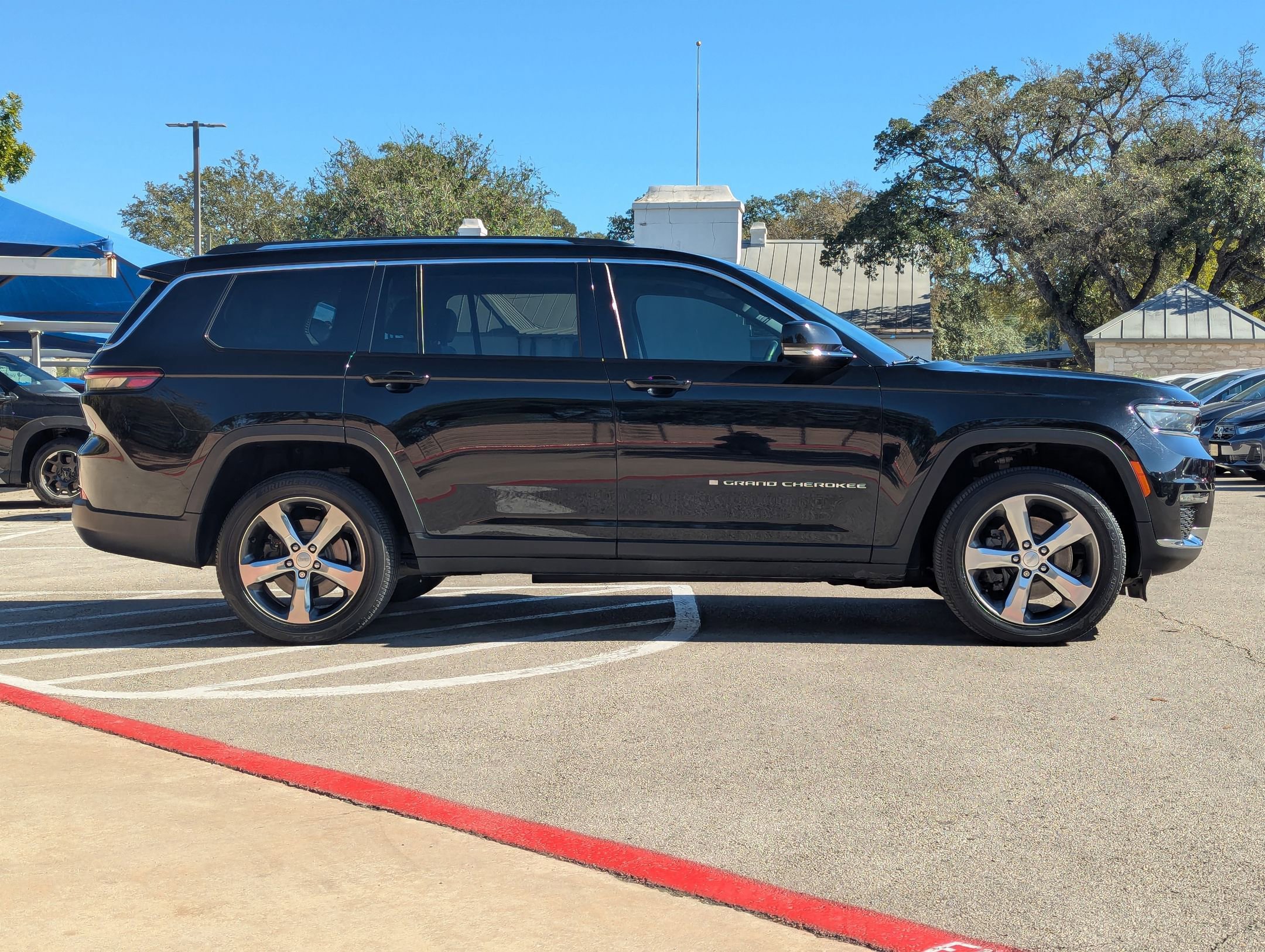Used 2021 Jeep Grand Cherokee L Limited image 3