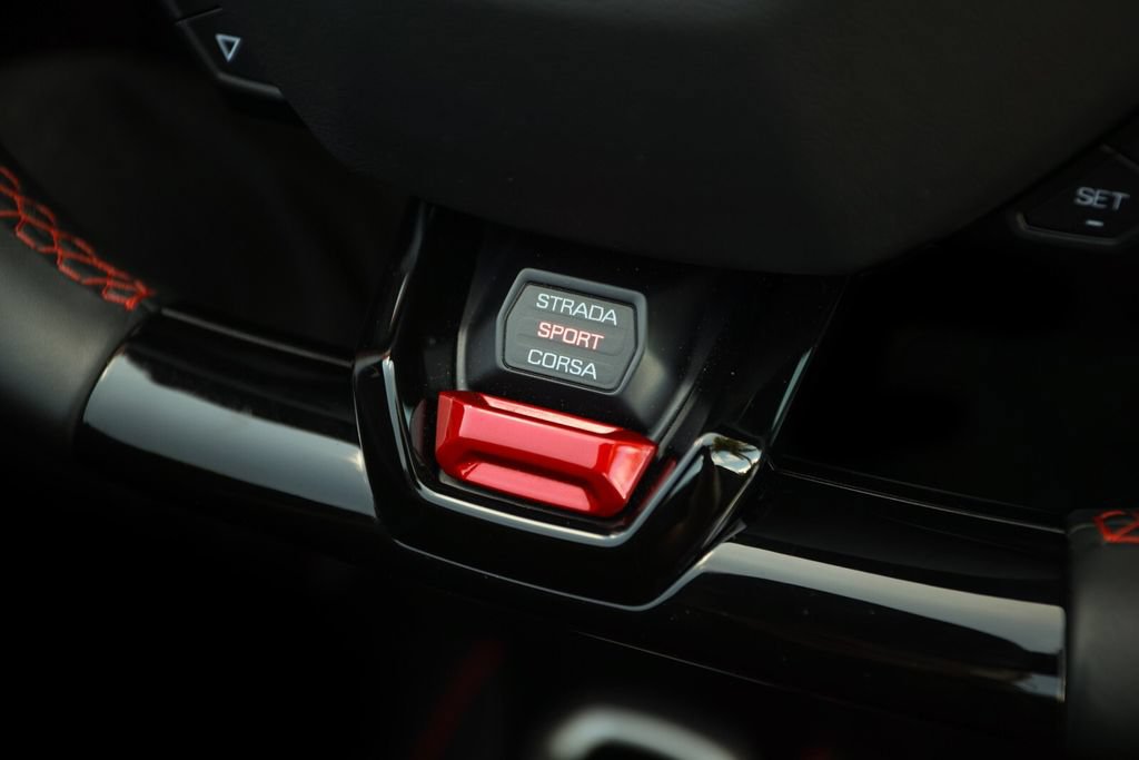 Used 2020 Lamborghini Huracan EVO RWD image 33