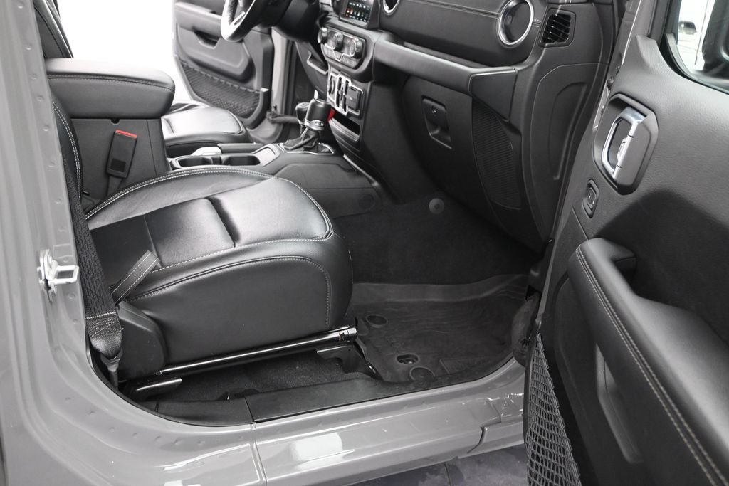 Used 2022 Jeep Wrangler Unlimited Sahara w/ LED Lighting Group AWD/4WD image 18
