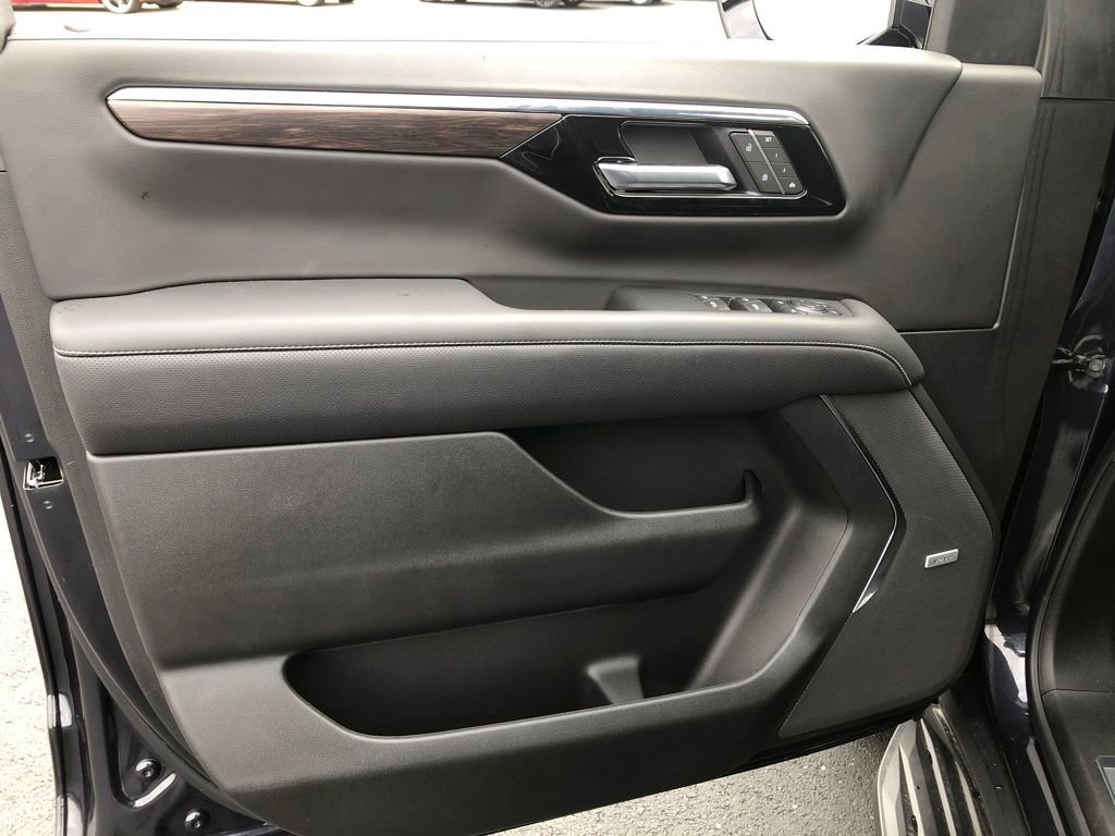 Used 2025 Chevrolet Suburban Premier image 18