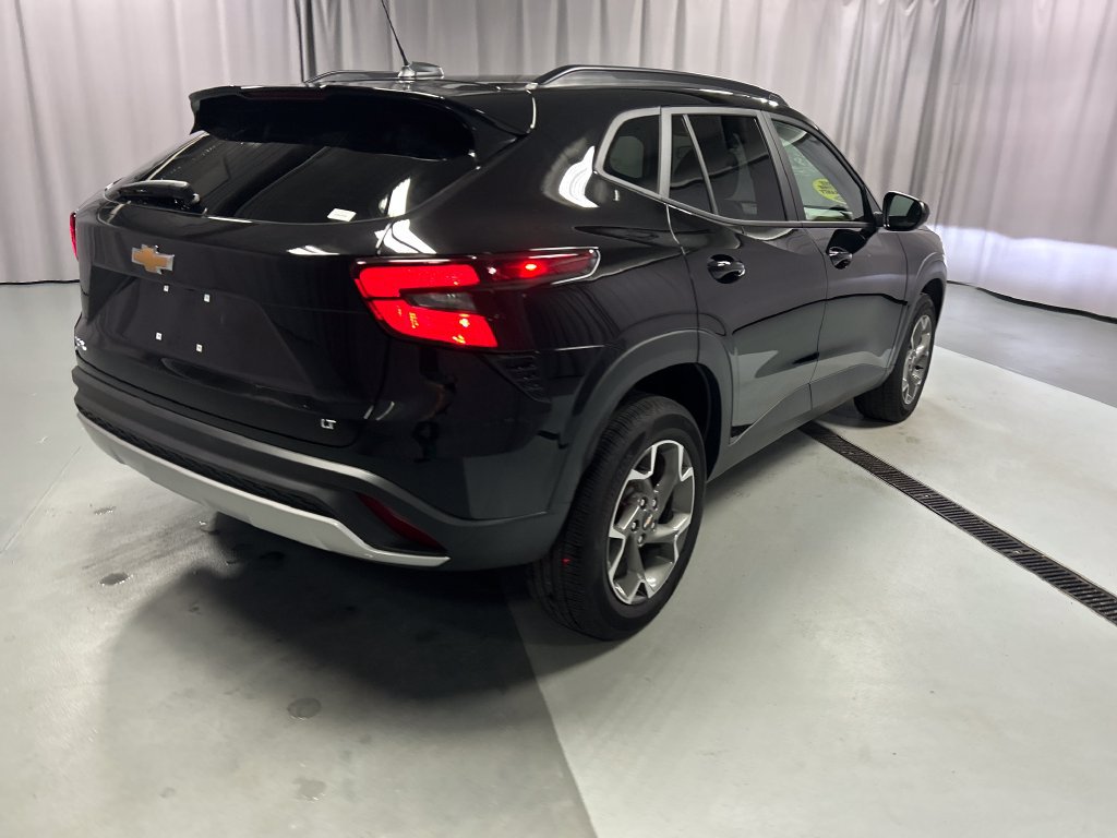Used 2025 Chevrolet Trax LT FWD image 7