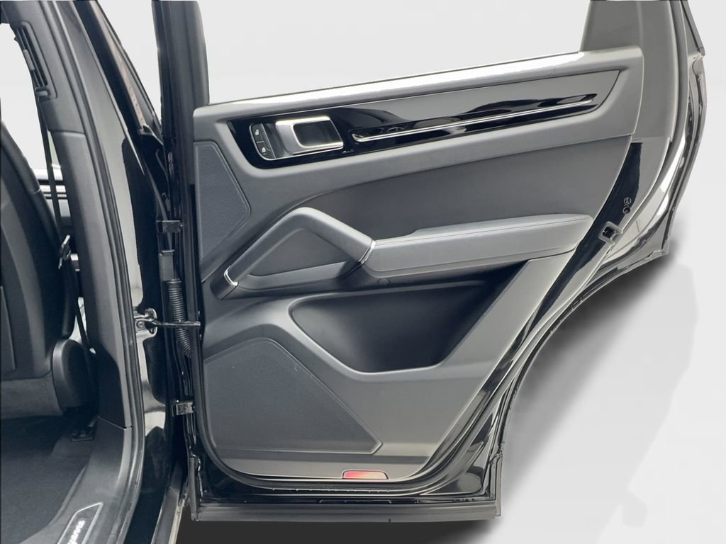 Used 2023 Porsche Cayenne image 35