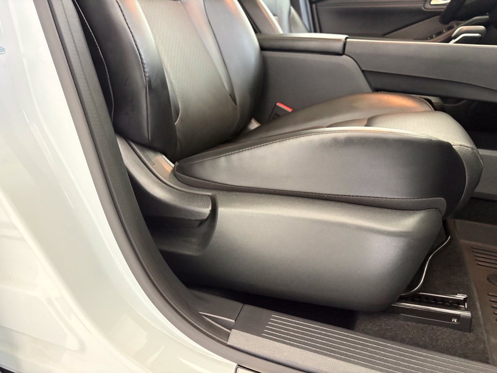 Used 2024 Nissan Rogue SV w/ SV Premium Package FWD image 39