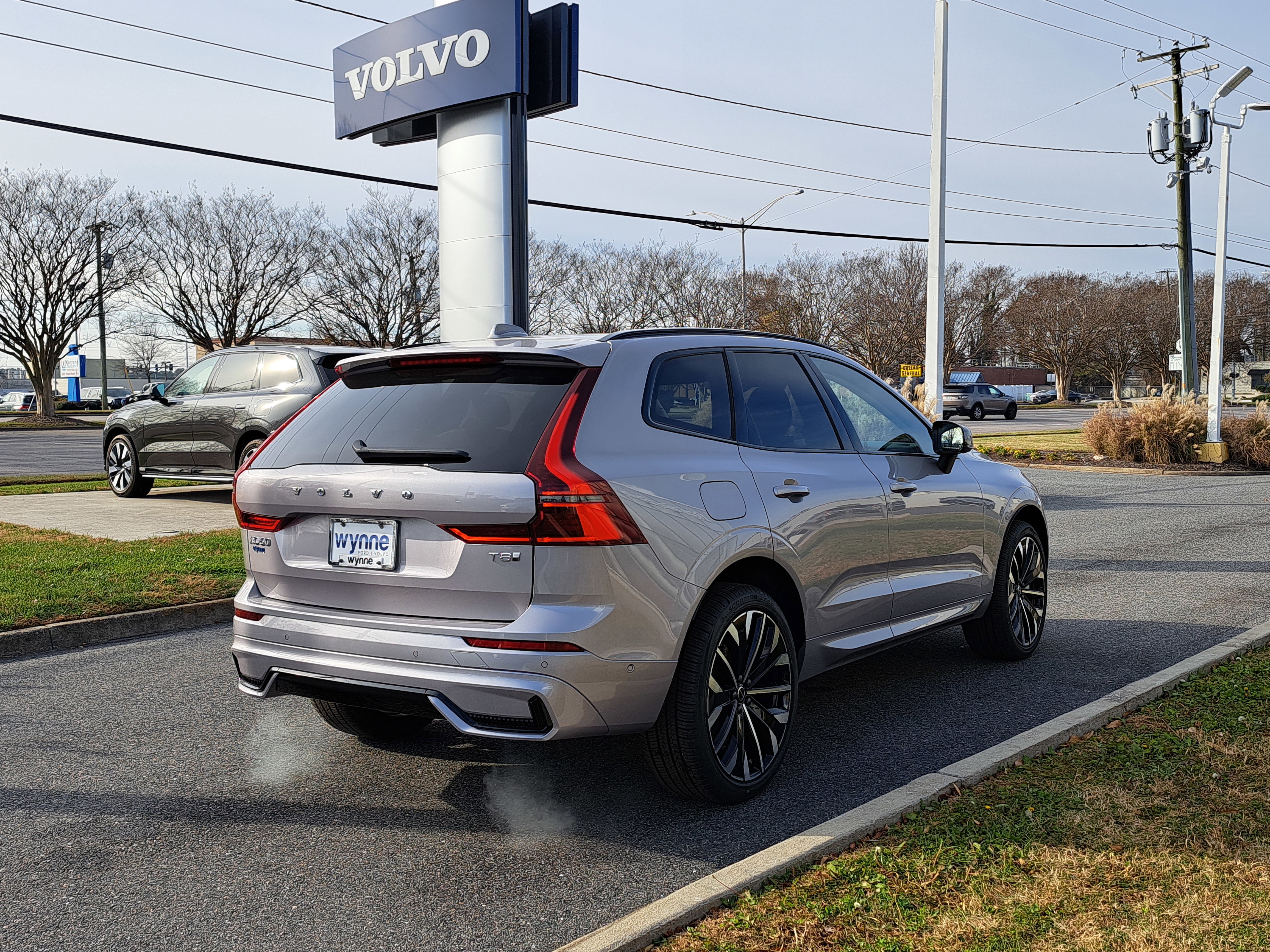 New 2026 Volvo XC60 T8 Ultra w/ Climate Package AWD/4WD image 3