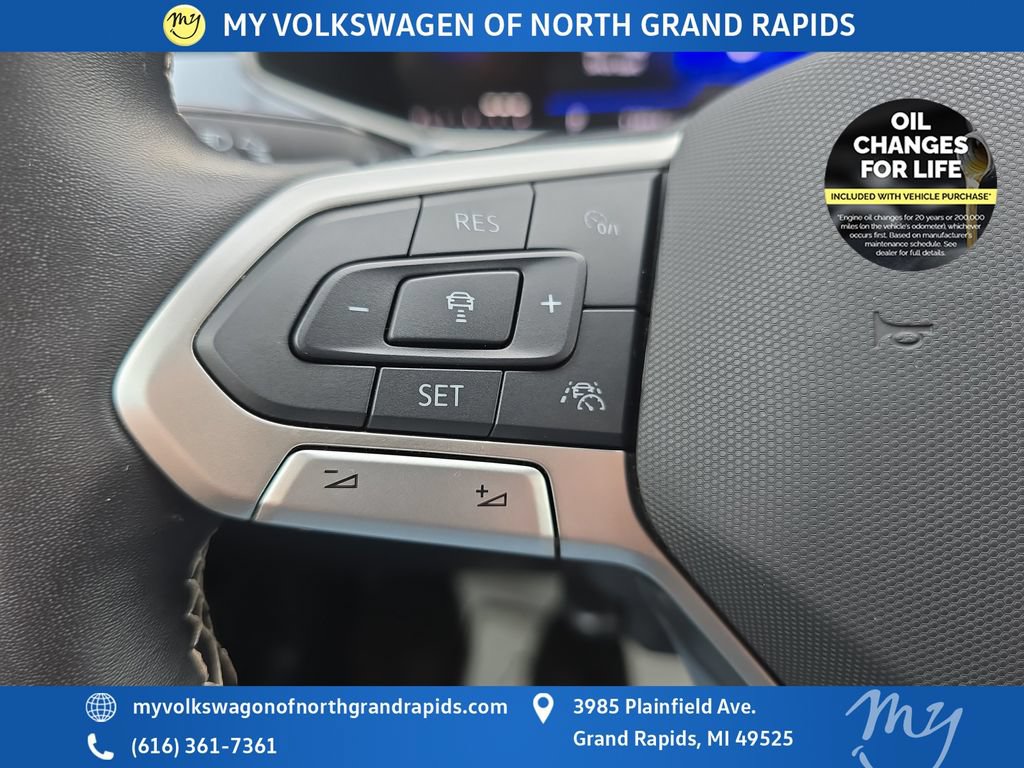 Used 2025 Volkswagen Taos SE w/ Panoramic Sunroof Package AWD/4WD image 16