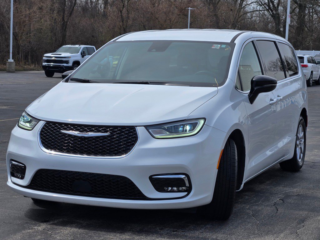 Used 2024 Chrysler Pacifica Touring-L FWD image 5