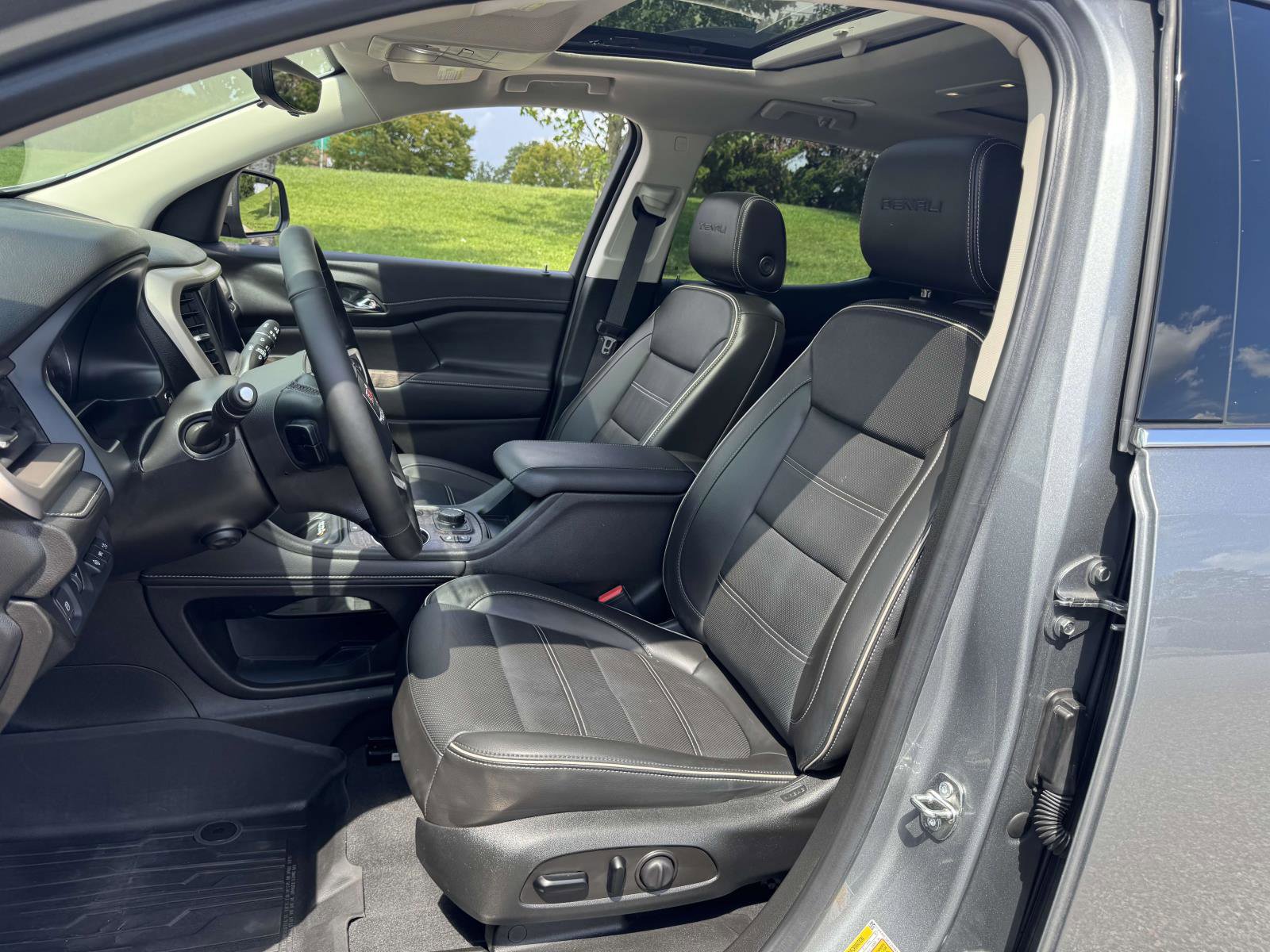 Used 2023 GMC Acadia Denali w/ Denali Technology Package image 14