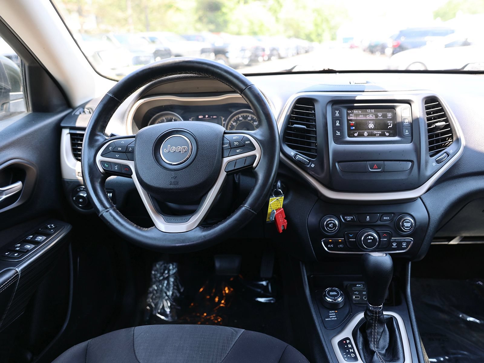 Used 2015 Jeep Cherokee Latitude w/ Cold Weather Group AWD/4WD image 17