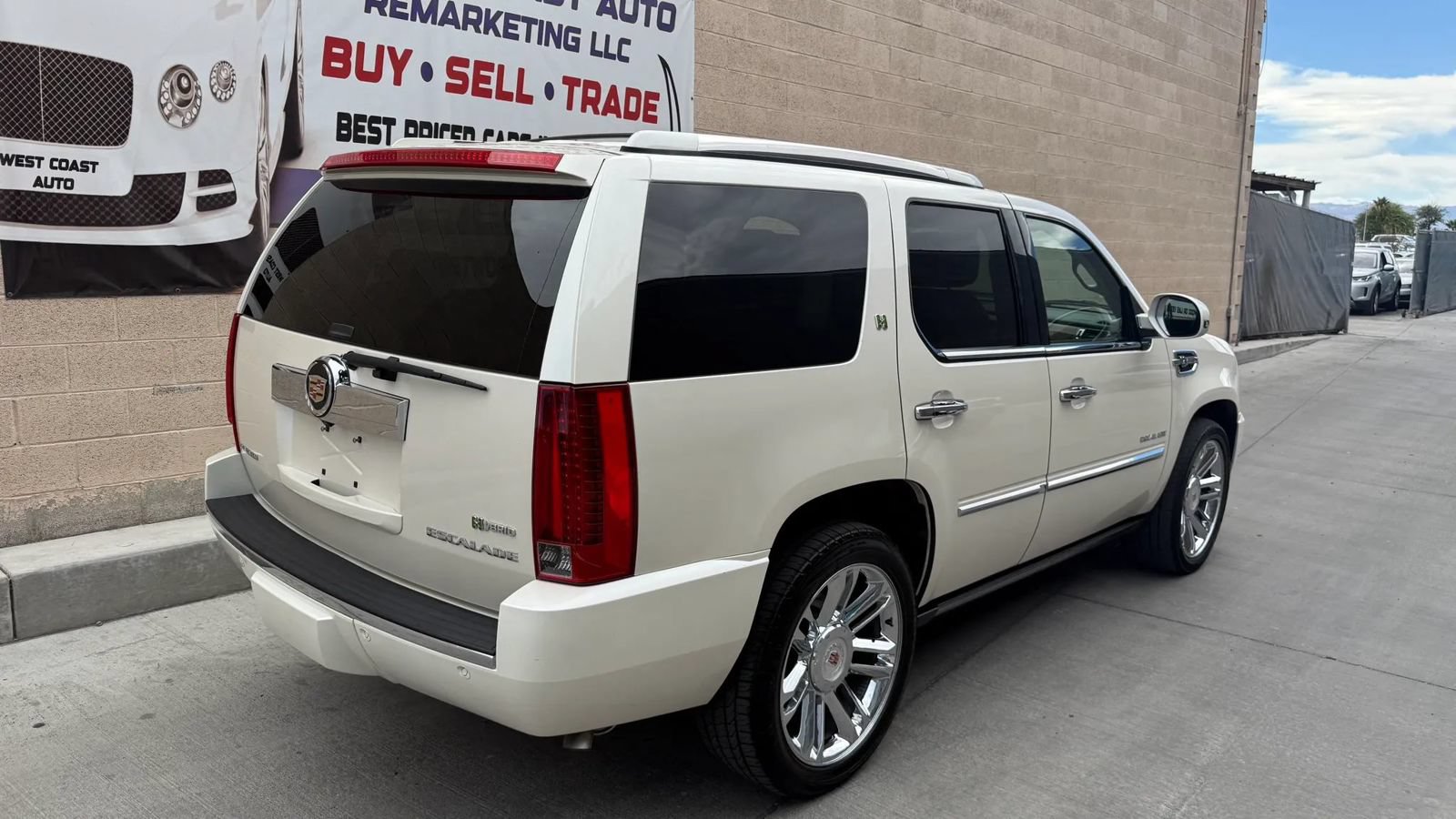 Used 2012 Cadillac Escalade Platinum AWD/4WD image 4