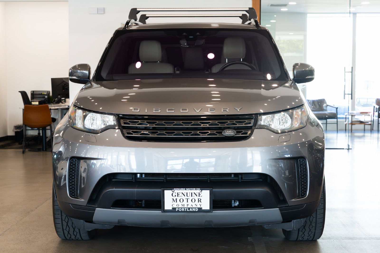 Used 2017 Land Rover Discovery SE AWD/4WD image 2