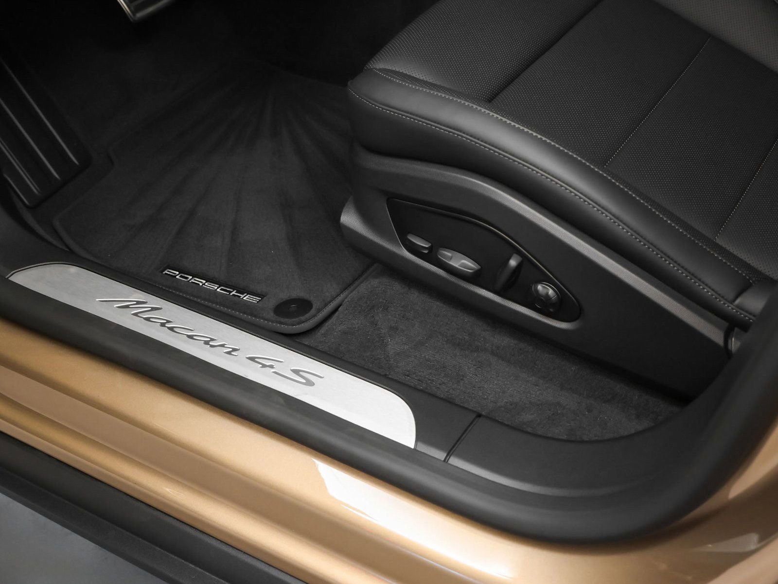 New 2025 Porsche Macan 4S Electric image 29