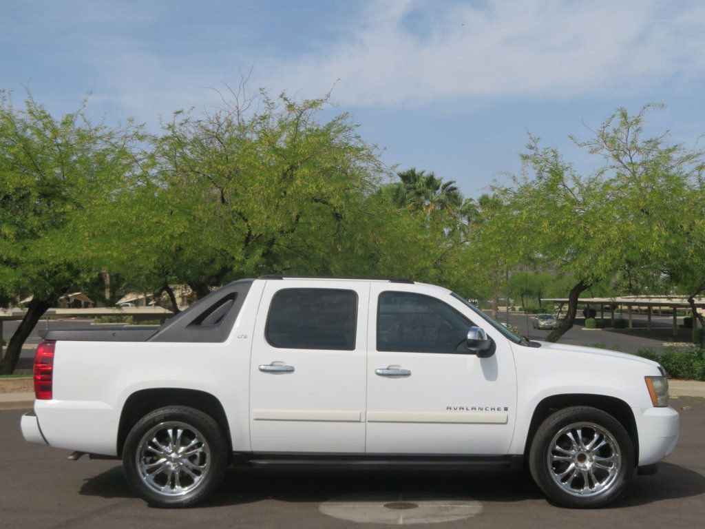 Used 2008 Chevrolet Avalanche LTZ w/ LTZ Preferred Equipment Group image 3