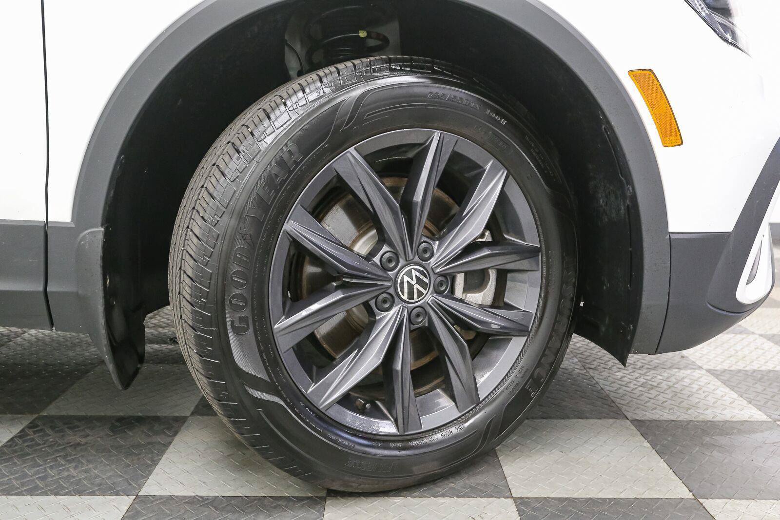 Certified 2024 Volkswagen Tiguan SE AWD/4WD image 19