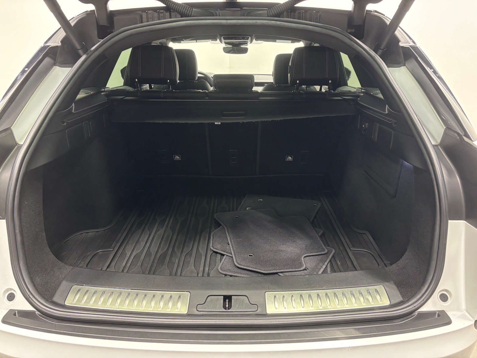 Used 2019 Land Rover Range Rover Velar R-Dynamic SE AWD/4WD image 41