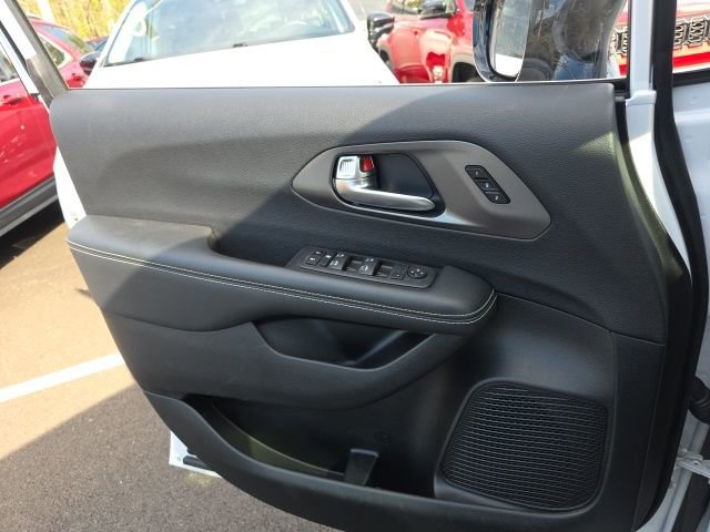 Used 2025 Chrysler Pacifica Select w/ Uconnect Theater Family Group image 11