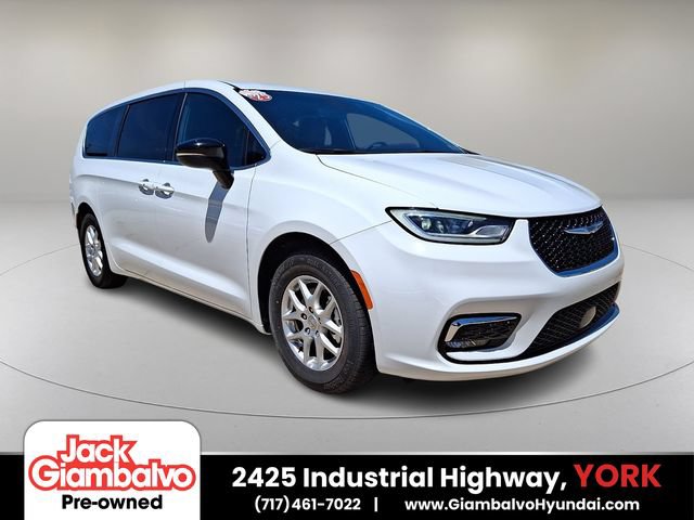 Used 2025 Chrysler Pacifica Select