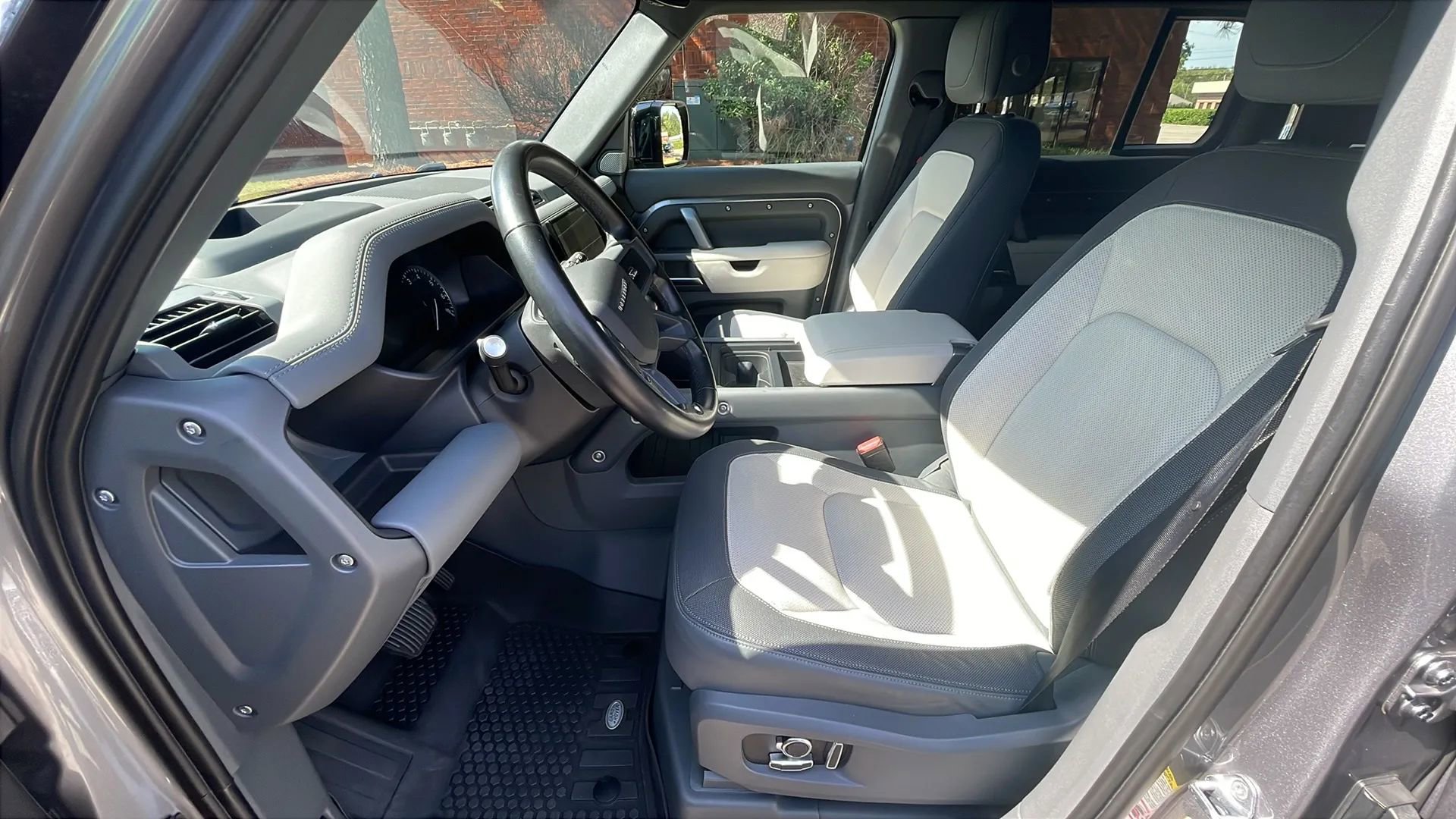 Used 2023 Land Rover Defender 130 X-Dynamic SE image 18