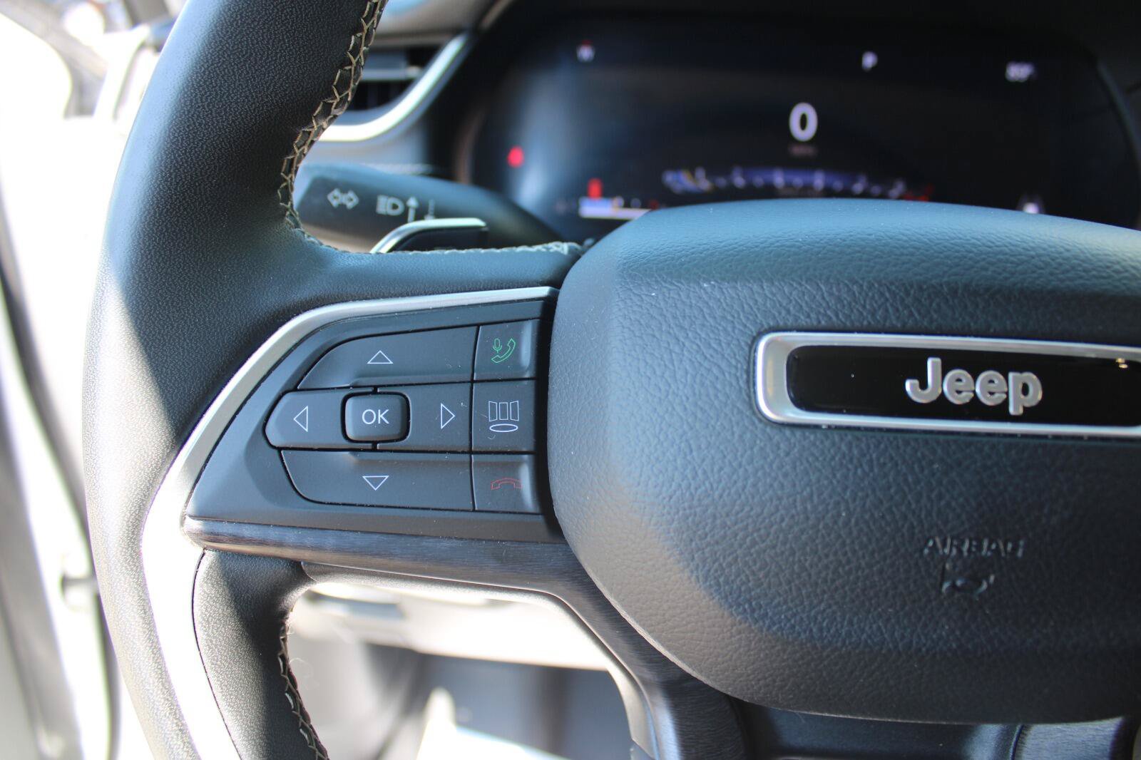 Used 2023 Jeep Grand Cherokee Limited AWD/4WD image 14