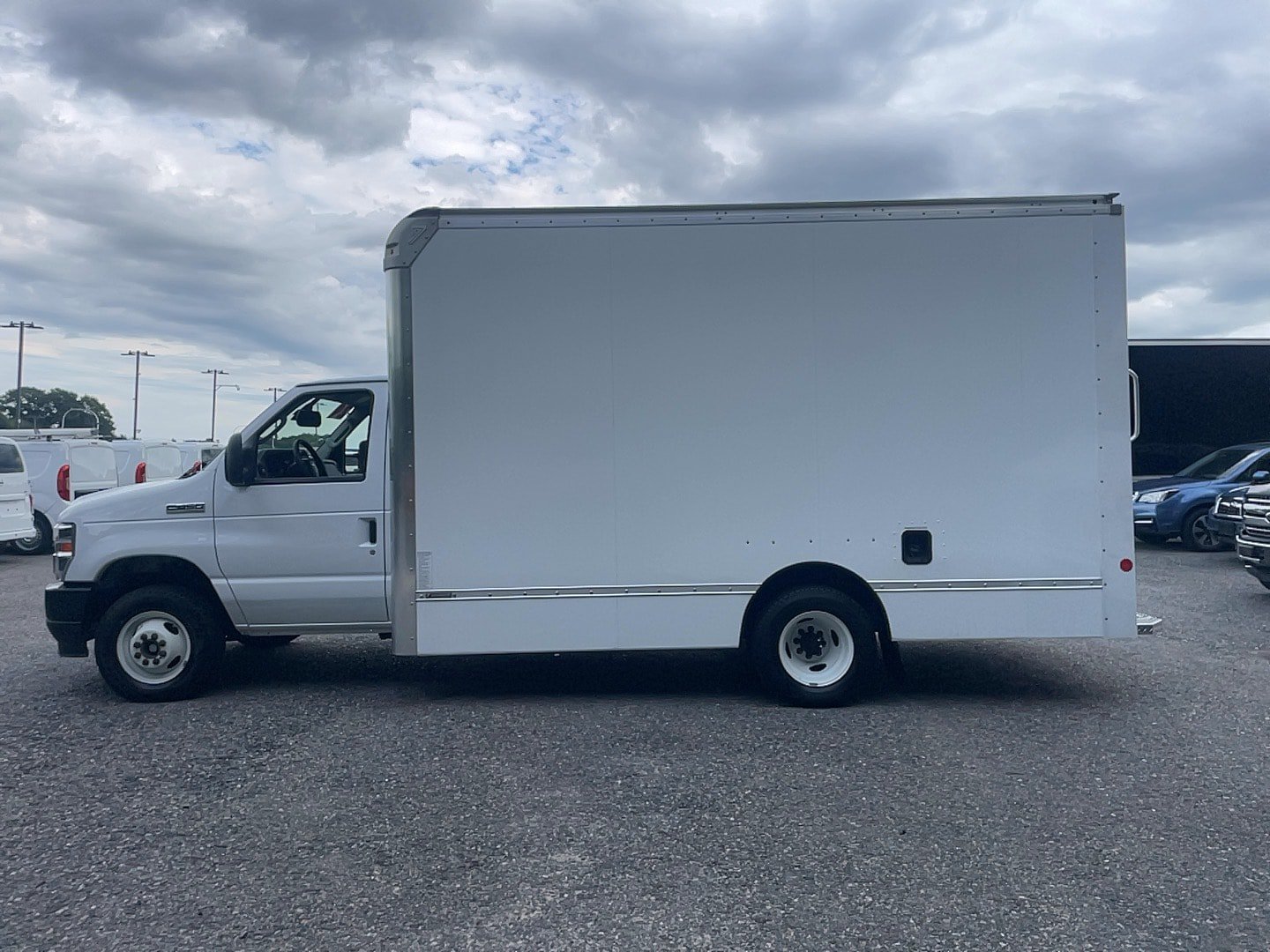Used 2024 Ford E-450 and Econoline 450 Super Duty w/ Driver's Safety Package RWD image 4