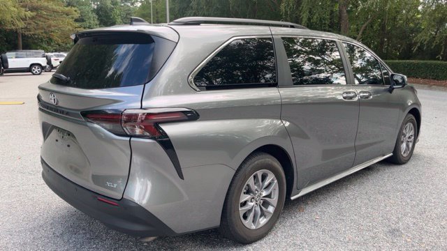 Used 2026 Toyota Sienna XLE FWD image 9