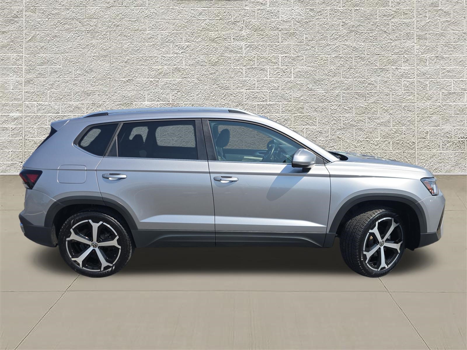 Certified 2025 Volkswagen Taos SEL AWD/4WD image 8