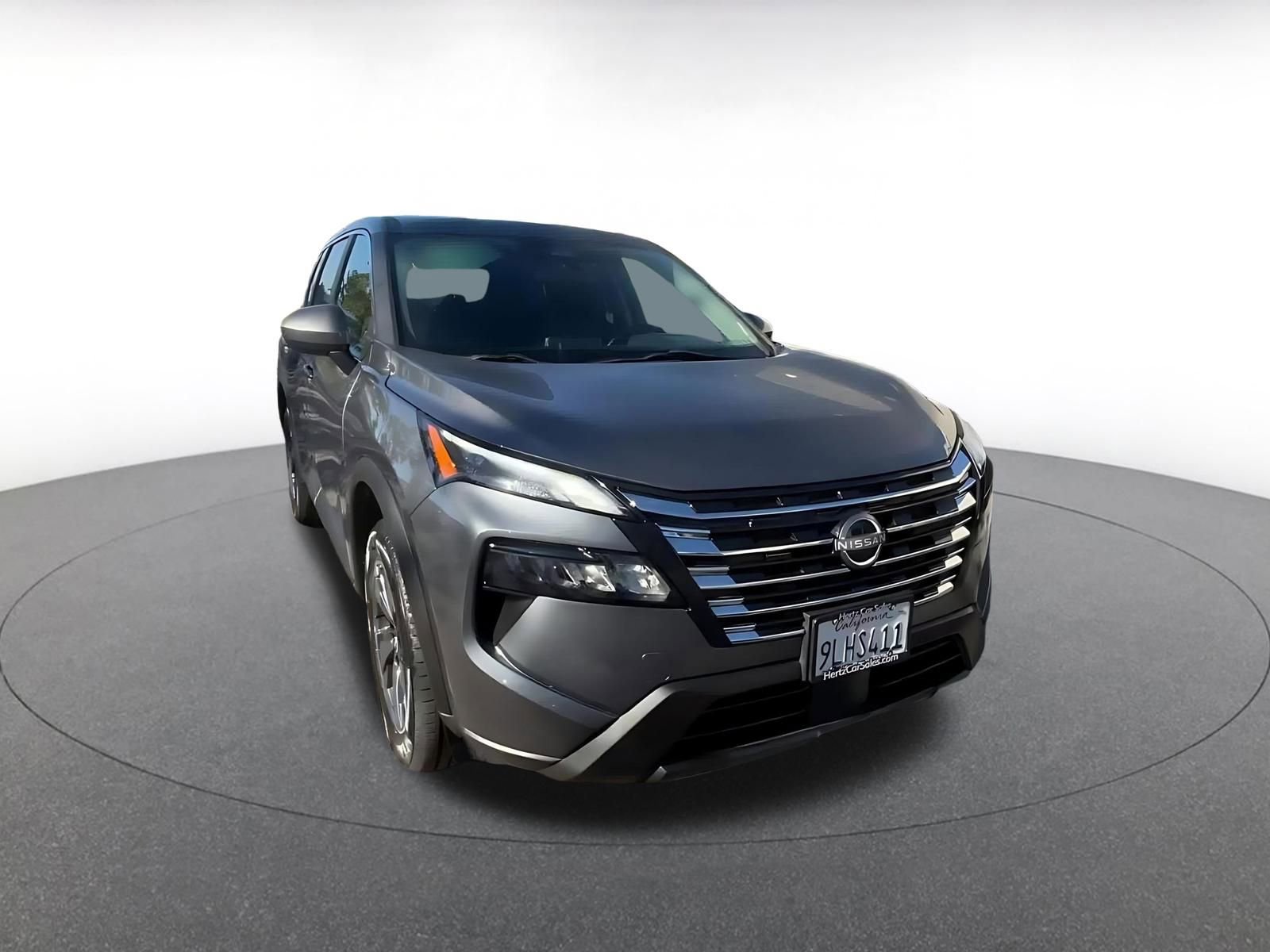 Used 2024 Nissan Rogue SV image 3