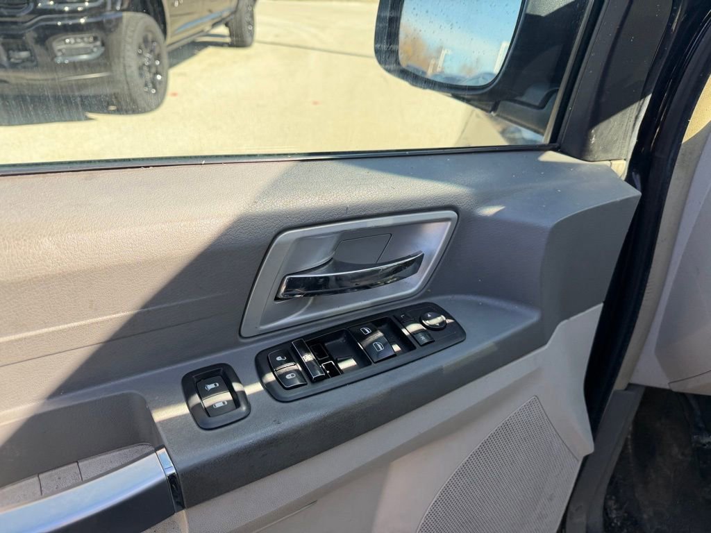 Used 2008 Chrysler Town & Country Touring FWD image 6
