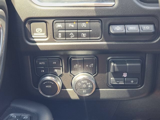 Used 2024 GMC Yukon AT4 w/ Technology Package AWD/4WD image 22