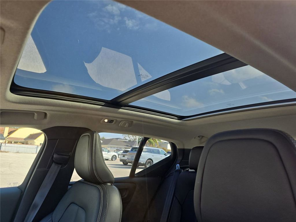 Used 2020 Volvo XC40 T5 Momentum image 21