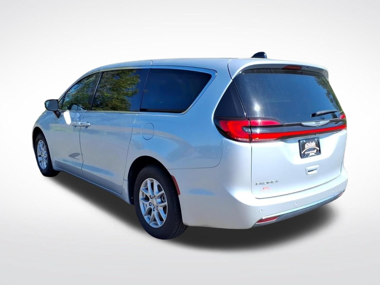 Used 2024 Chrysler Pacifica Touring-L FWD image 3