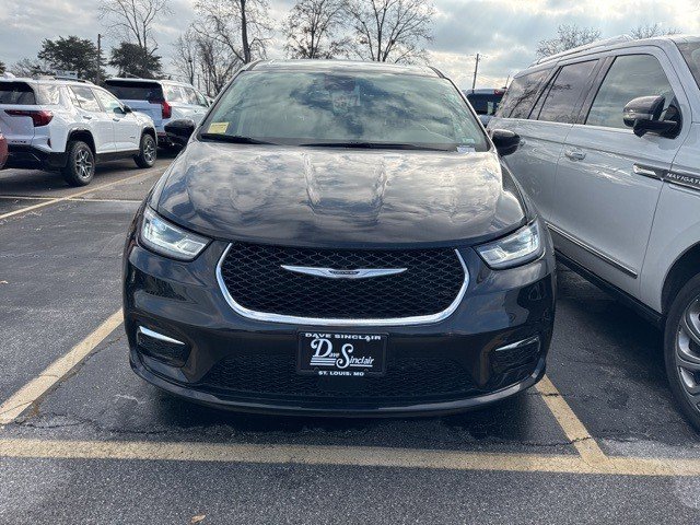 Used 2024 Chrysler Pacifica Limited image 2