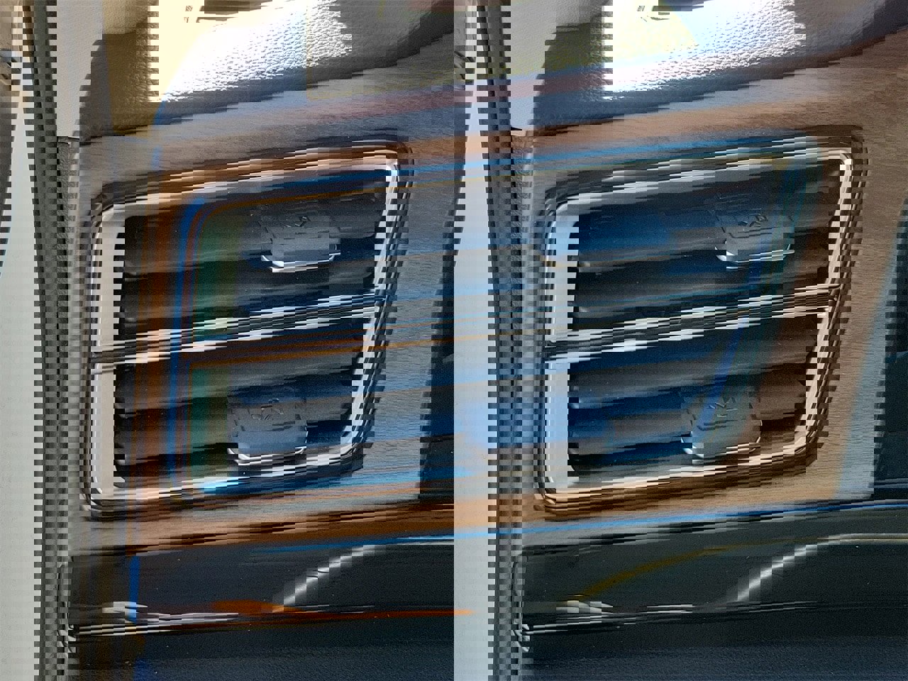 Used 2025 Volkswagen Atlas SE image 31