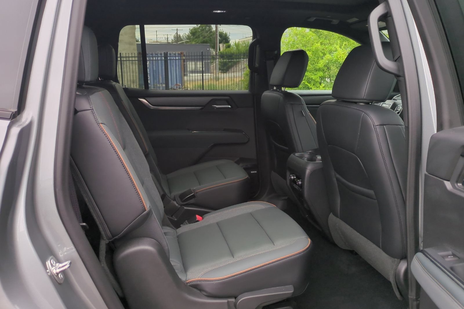 Used 2025 GMC Acadia AT4 w/ Luxury Package AWD/4WD image 17