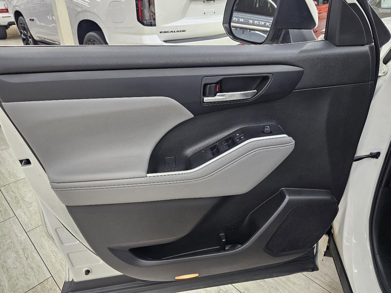 Used 2021 Toyota Highlander XLE image 40