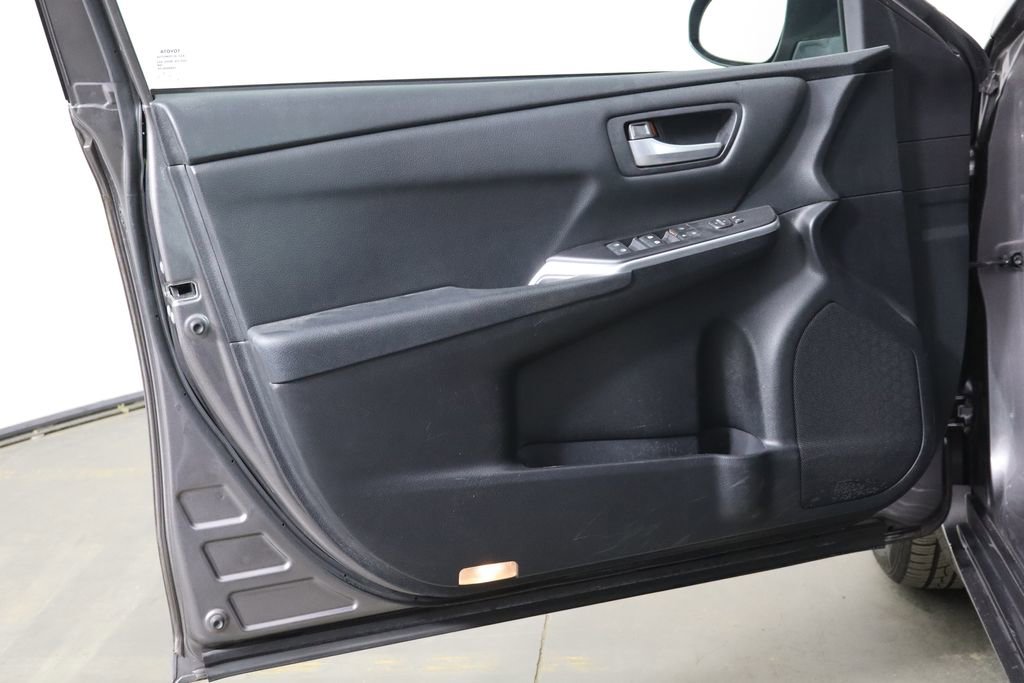 Used 2015 Toyota Camry SE FWD image 18