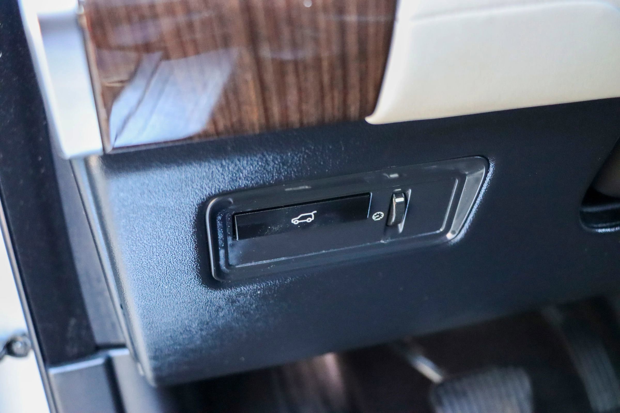 Used 2014 Land Rover Range Rover Sport HSE image 35