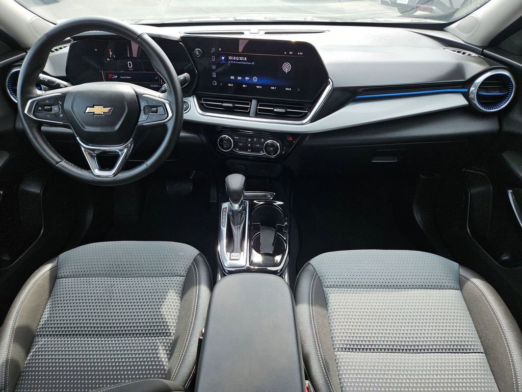 Used 2025 Chevrolet Trax LT w/ LT Convenience Package FWD image 19