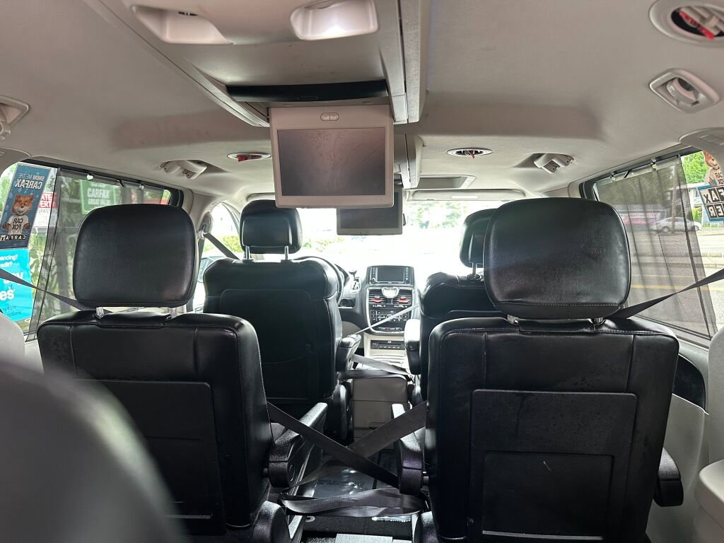 Used 2016 Chrysler Town & Country Limited FWD image 16