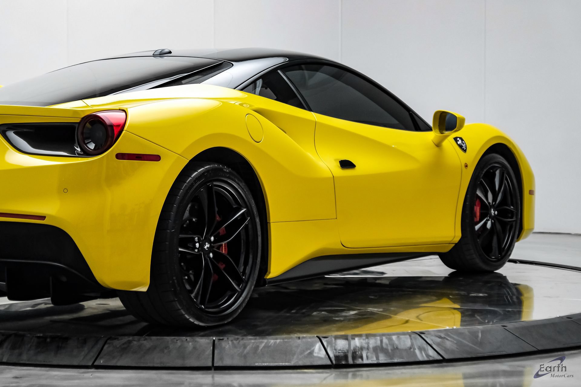 Used 2019 Ferrari 488 GTB RWD image 24