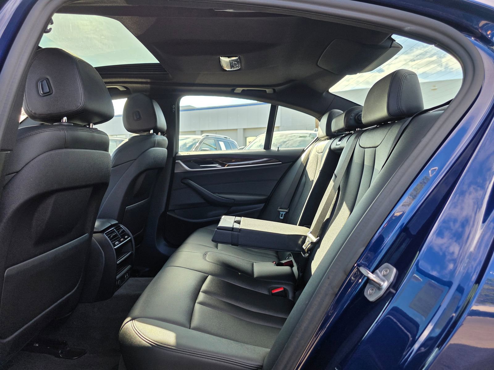 Used 2020 BMW 530e w/ Premium Package image 16