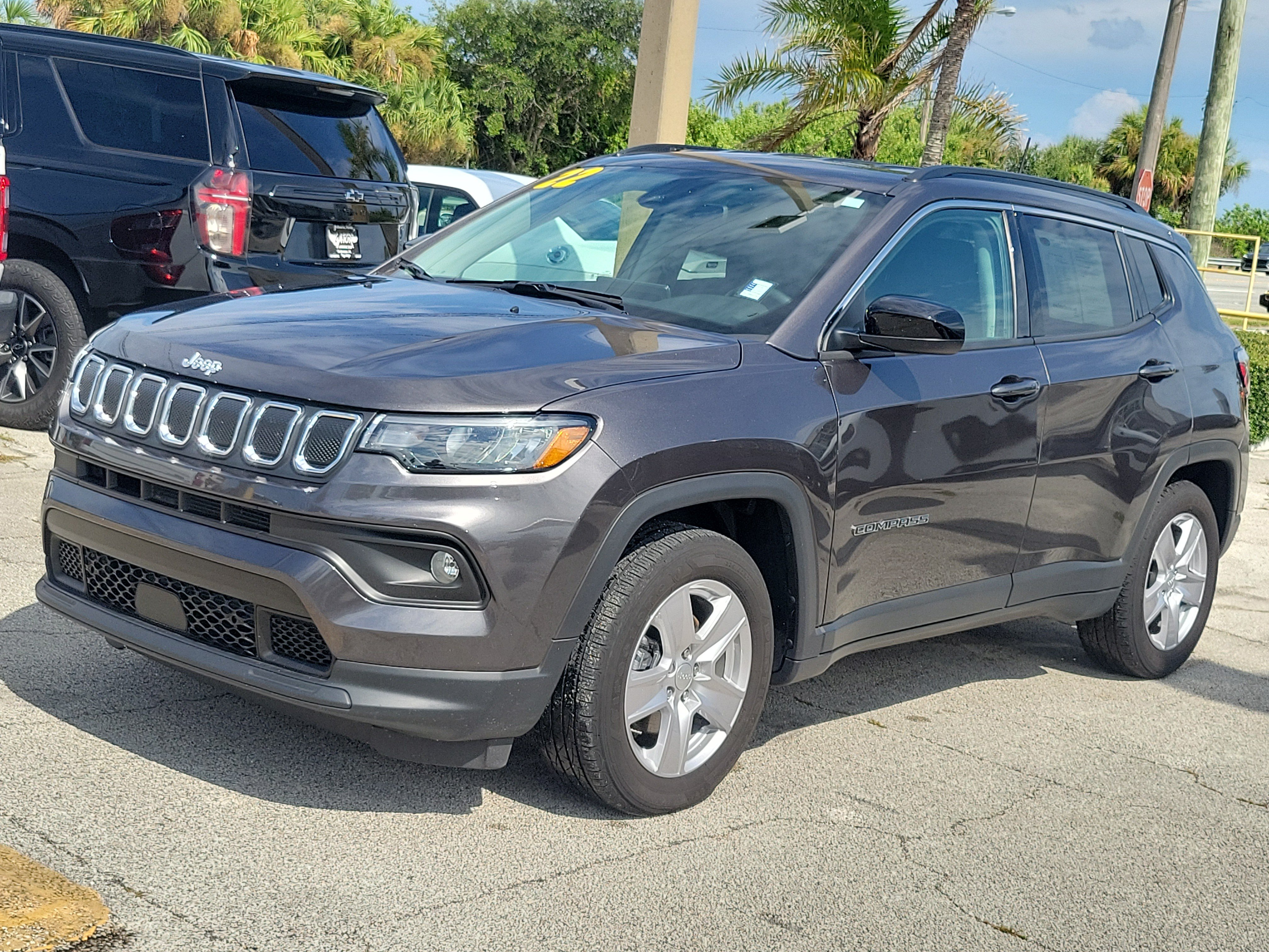 Used 2022 Jeep Compass Latitude w/ Convenience Group FWD image 2
