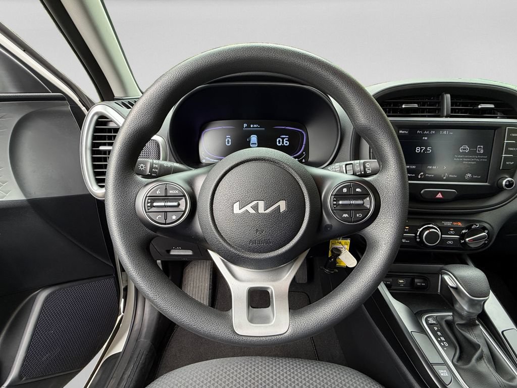 Used 2025 Kia Soul LX w/ LX Technology Package FWD image 11