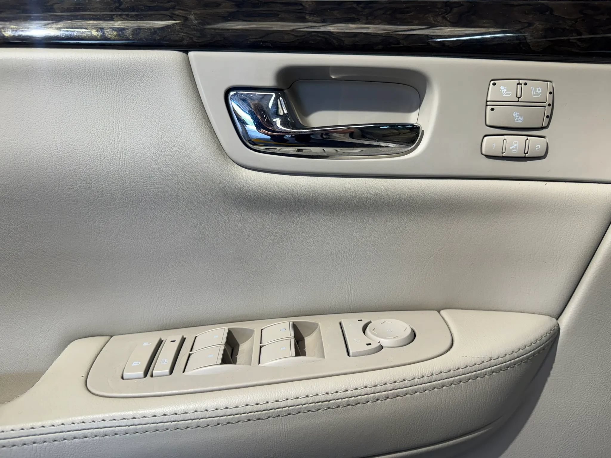 Used 2011 Cadillac DTS Luxury FWD image 8