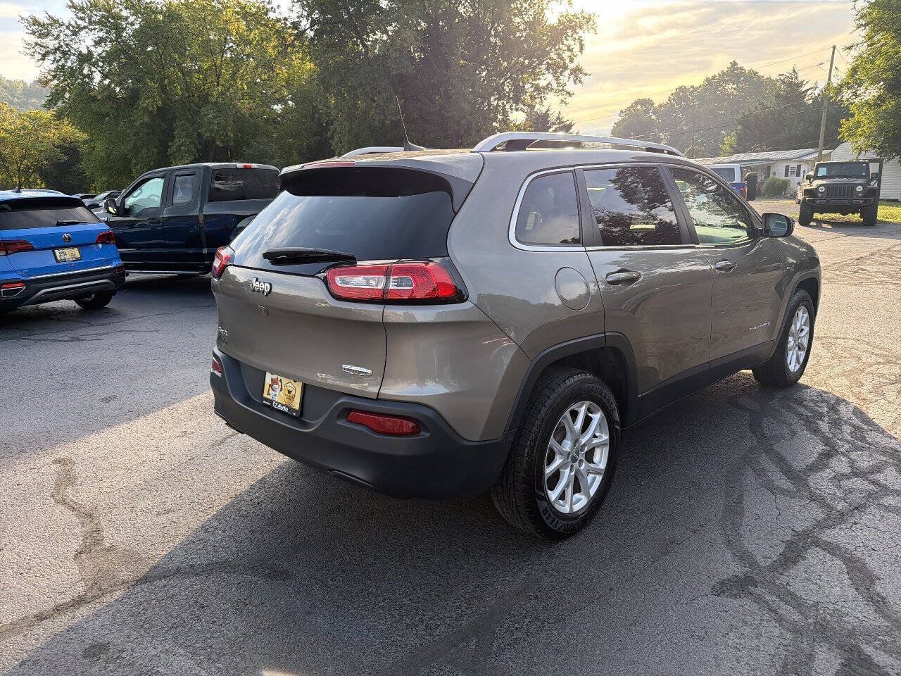 Used 2016 Jeep Cherokee Latitude w/ Cold Weather Group AWD/4WD image 7